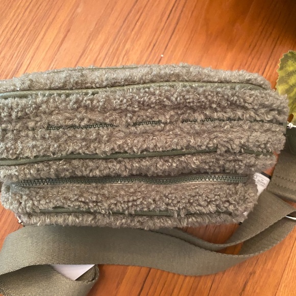 NWT Laundry by Shelli Segal Sherpa Crossbody Bag - Picture 5 of 7